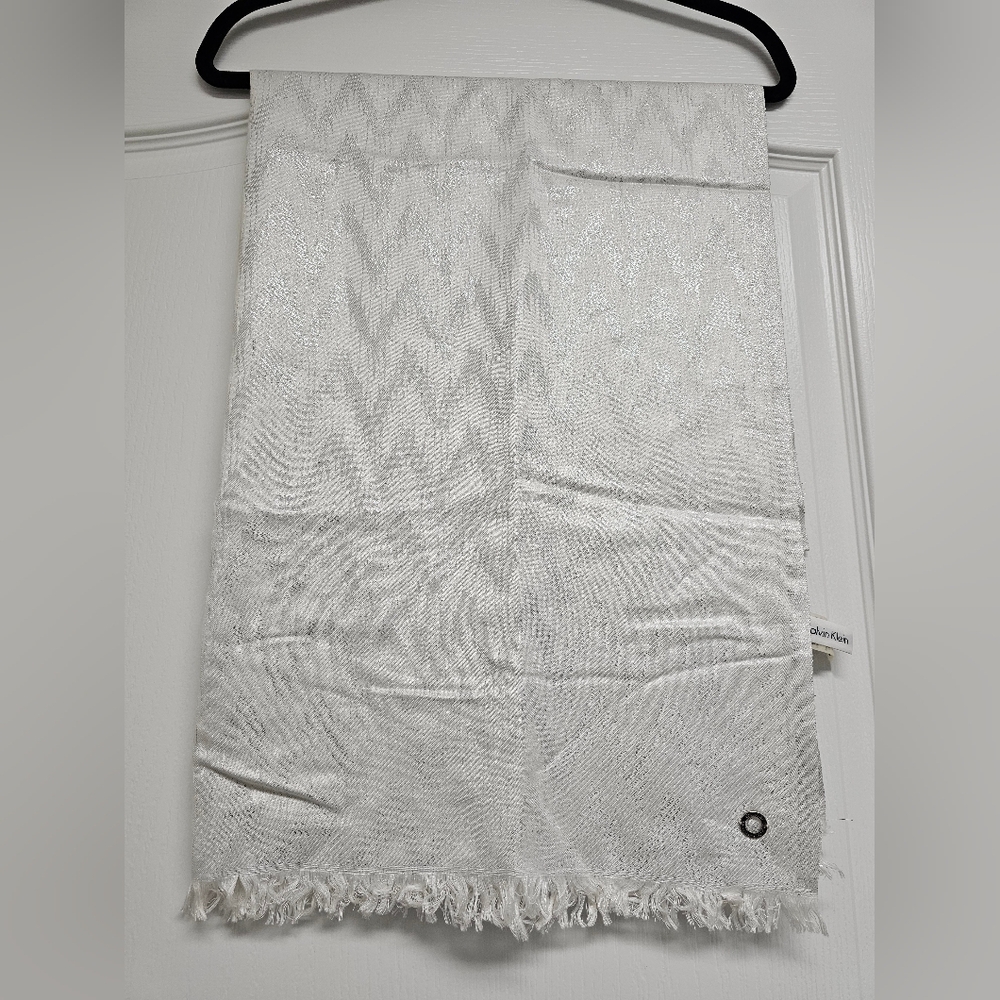 EUC Calvin Klein Pashmina White Silver